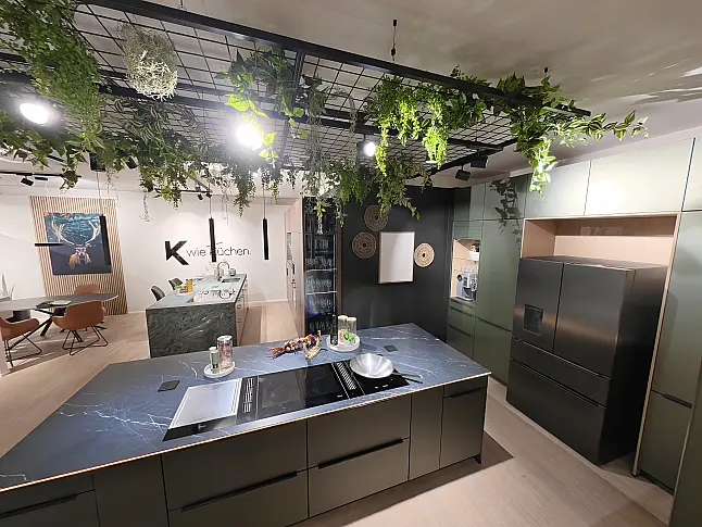 Häcker Designküche Olivgrün metallic &amp; Eiche mit Kochinsel, Keramik, Quooker &amp; Miele