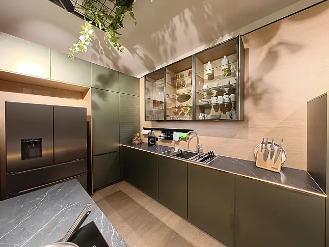Häcker Designküche Olivgrün metallic &amp; Eiche mit Kochinsel, Keramik, Quooker &amp; Miele