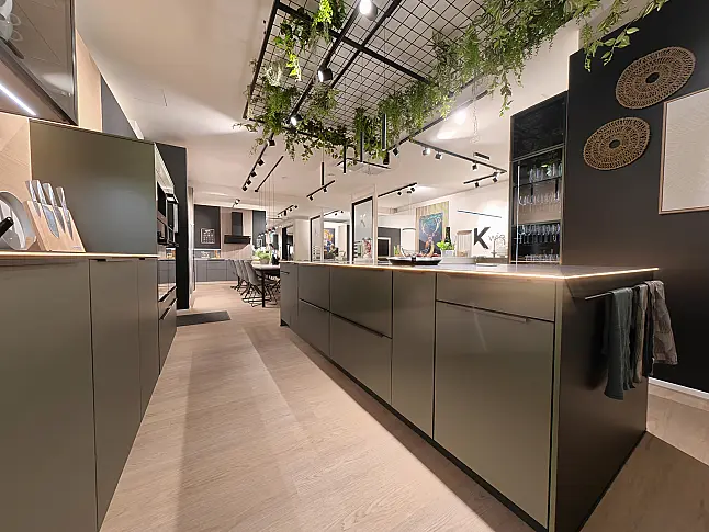 Häcker Designküche Olivgrün metallic &amp; Eiche mit Kochinsel, Keramik, Quooker &amp; Miele