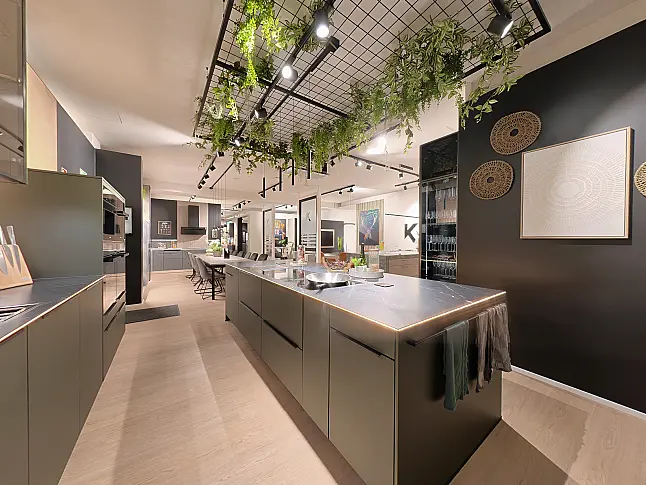 Häcker Designküche Olivgrün metallic &amp; Eiche mit Kochinsel, Keramik, Quooker &amp; Miele