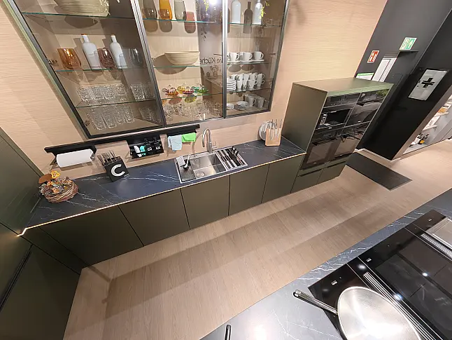 Häcker Designküche Olivgrün metallic &amp; Eiche mit Kochinsel, Keramik, Quooker &amp; Miele