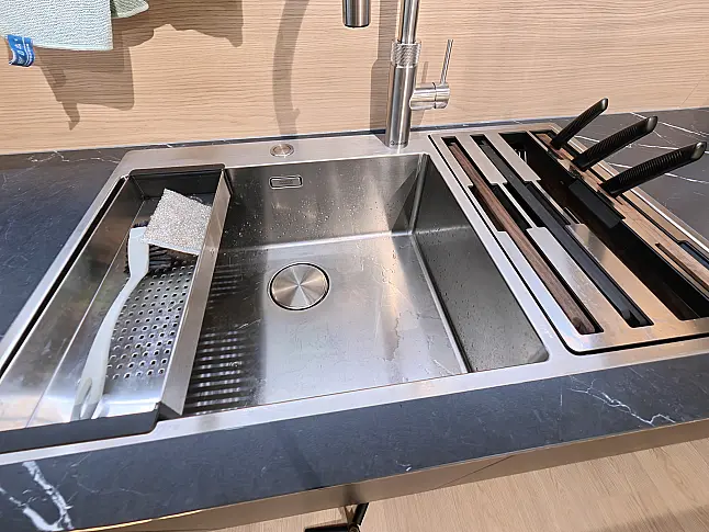 Häcker Designküche Olivgrün metallic &amp; Eiche mit Kochinsel, Keramik, Quooker &amp; Miele