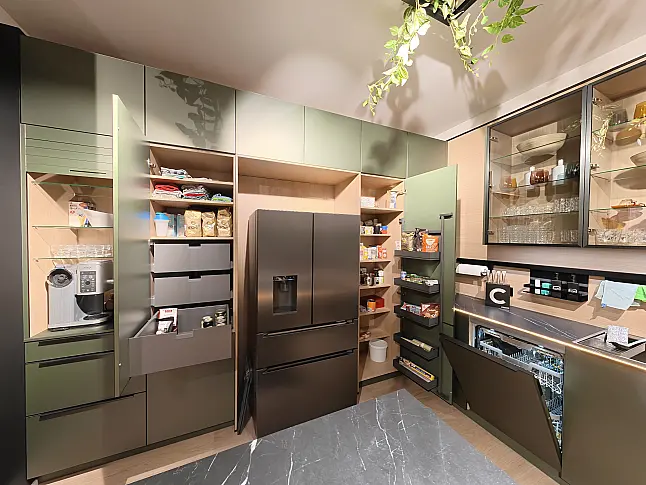 Häcker Designküche Olivgrün metallic &amp; Eiche mit Kochinsel, Keramik, Quooker &amp; Miele