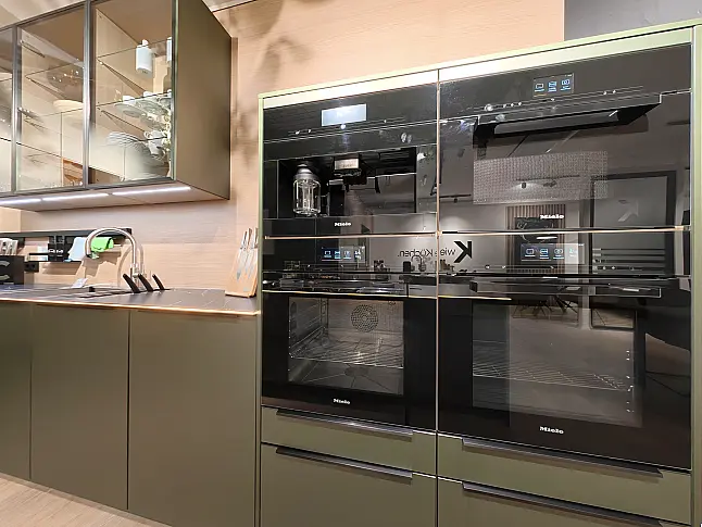 Häcker Designküche Olivgrün metallic &amp; Eiche mit Kochinsel, Keramik, Quooker &amp; Miele