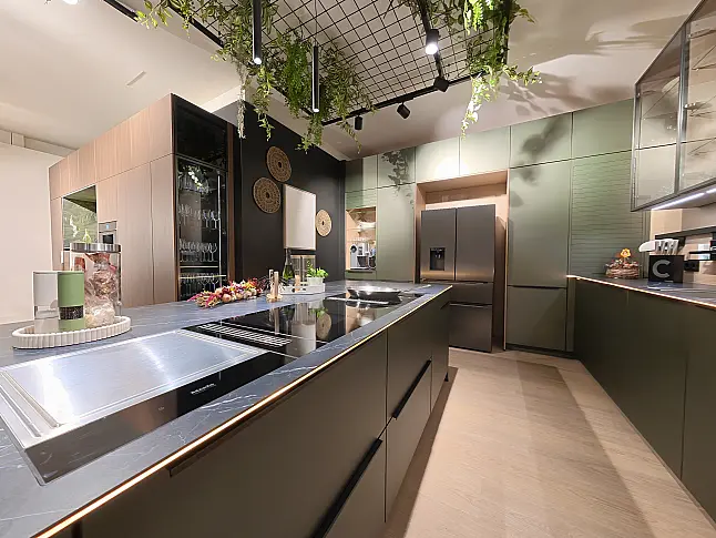 Häcker Designküche Olivgrün metallic &amp; Eiche mit Kochinsel, Keramik, Quooker &amp; Miele
