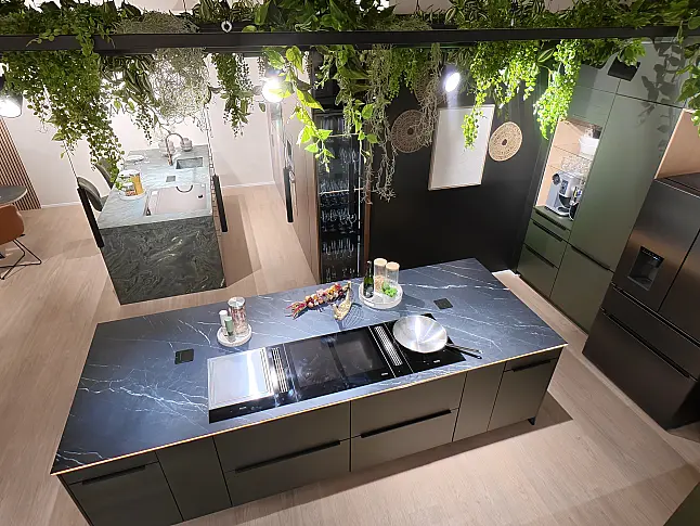 Häcker Designküche Olivgrün metallic &amp; Eiche mit Kochinsel, Keramik, Quooker &amp; Miele