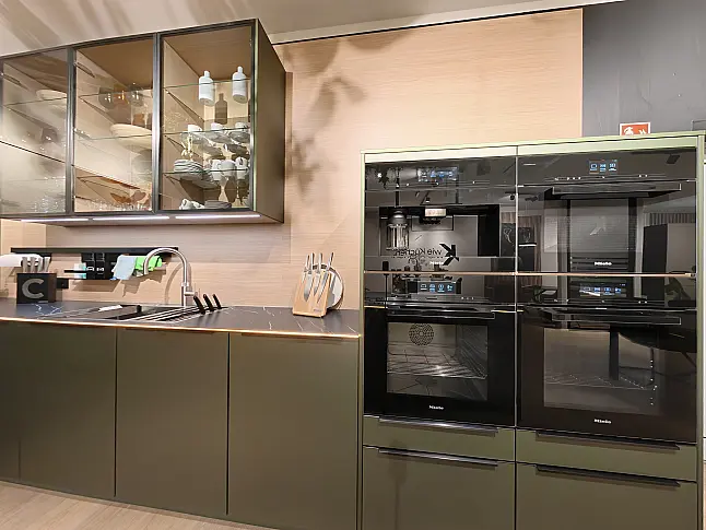 Häcker Designküche Olivgrün metallic &amp; Eiche mit Kochinsel, Keramik, Quooker &amp; Miele