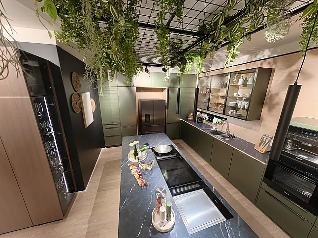 Häcker Designküche Olivgrün metallic &amp; Eiche mit Kochinsel, Keramik, Quooker &amp; Miele