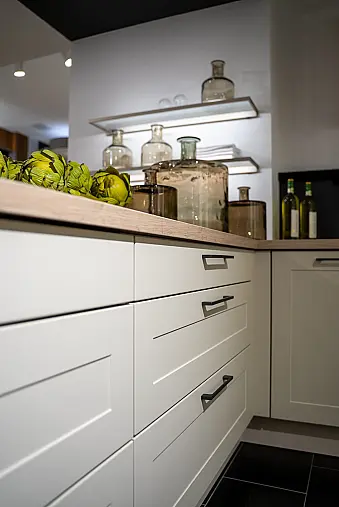 Häcker concept130 Landhausküche in Crema-Magnolie mit Halbinsel – AEG-Geräte inkl. Deckenlüfter, Weinkühler &amp; Kaffeevollautomat | Ausstellungsküche