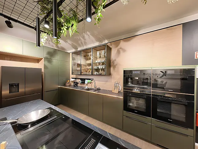 Häcker Designküche Olivgrün metallic &amp; Eiche mit Kochinsel, Keramik, Quooker &amp; Miele