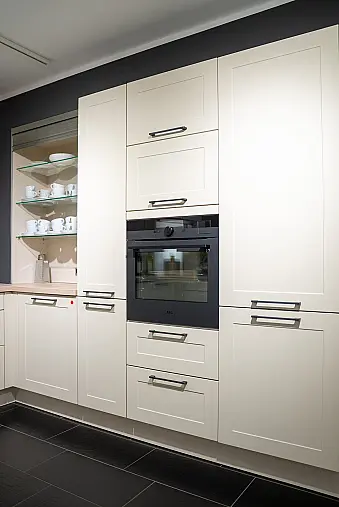 Häcker concept130 Landhausküche in Crema-Magnolie mit Halbinsel – AEG-Geräte inkl. Deckenlüfter, Weinkühler &amp; Kaffeevollautomat | Ausstellungsküche