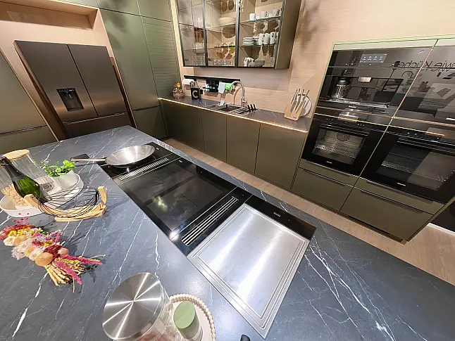 Häcker Designküche Olivgrün metallic &amp; Eiche mit Kochinsel, Keramik, Quooker &amp; Miele