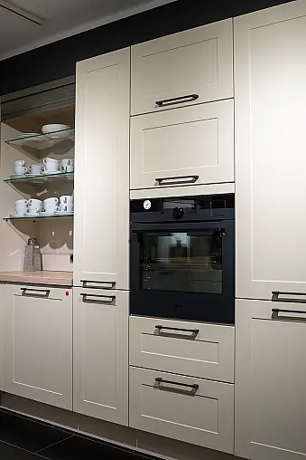 Häcker concept130 Landhausküche in Crema-Magnolie mit Halbinsel – AEG-Geräte inkl. Deckenlüfter, Weinkühler &amp; Kaffeevollautomat | Ausstellungsküche