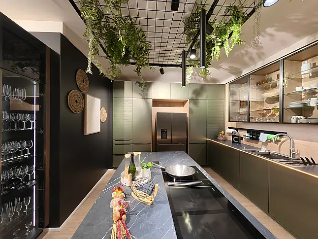 Häcker Designküche Olivgrün metallic &amp; Eiche mit Kochinsel, Keramik, Quooker &amp; Miele
