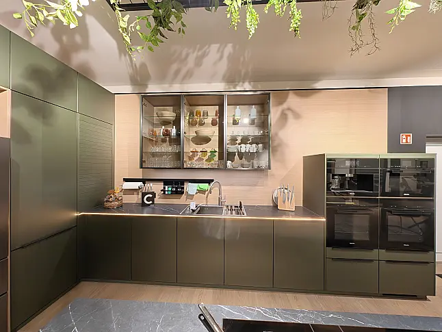 Häcker Designküche Olivgrün metallic &amp; Eiche mit Kochinsel, Keramik, Quooker &amp; Miele