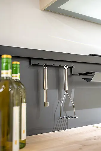 Häcker concept130 Landhausküche in Crema-Magnolie mit Halbinsel – AEG-Geräte inkl. Deckenlüfter, Weinkühler &amp; Kaffeevollautomat | Ausstellungsküche