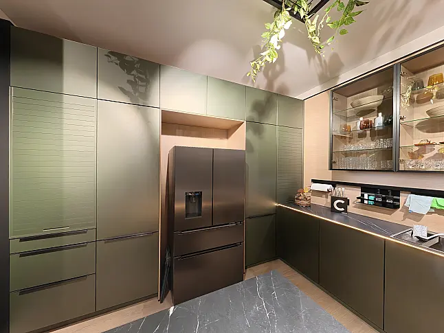 Häcker Designküche Olivgrün metallic &amp; Eiche mit Kochinsel, Keramik, Quooker &amp; Miele
