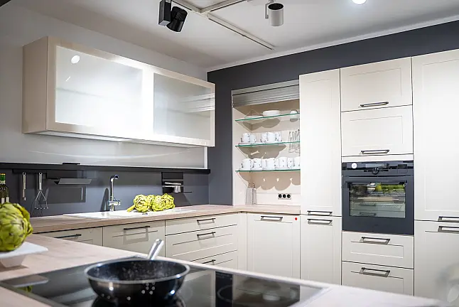 Häcker concept130 Landhausküche in Crema-Magnolie mit Halbinsel – AEG-Geräte inkl. Deckenlüfter, Weinkühler &amp; Kaffeevollautomat | Ausstellungsküche
