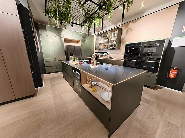 Häcker Designküche Olivgrün metallic &amp; Eiche mit Kochinsel, Keramik, Quooker &amp; Miele