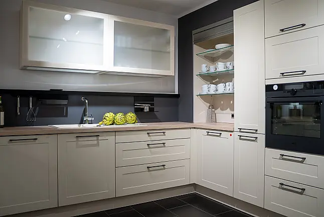 Häcker concept130 Landhausküche in Crema-Magnolie mit Halbinsel – AEG-Geräte inkl. Deckenlüfter, Weinkühler &amp; Kaffeevollautomat | Ausstellungsküche