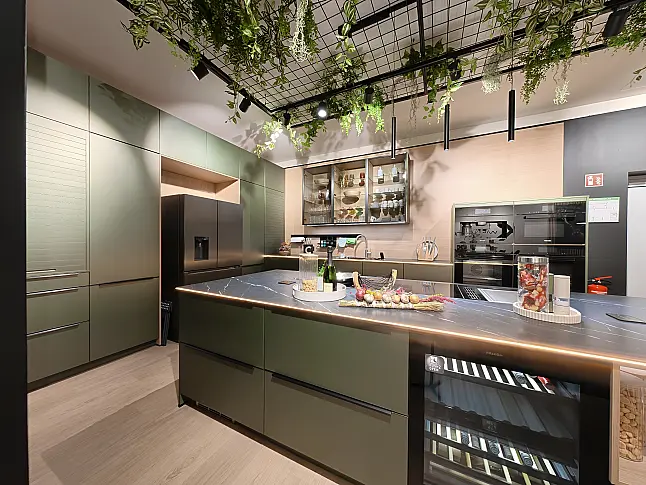 Häcker Designküche Olivgrün metallic &amp; Eiche mit Kochinsel, Keramik, Quooker &amp; Miele