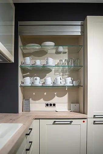 Häcker concept130 Landhausküche in Crema-Magnolie mit Halbinsel – AEG-Geräte inkl. Deckenlüfter, Weinkühler &amp; Kaffeevollautomat | Ausstellungsküche