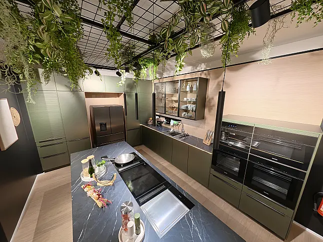 Häcker Designküche Olivgrün metallic &amp; Eiche mit Kochinsel, Keramik, Quooker &amp; Miele