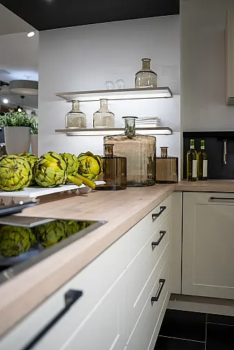 Häcker concept130 Landhausküche in Crema-Magnolie mit Halbinsel – AEG-Geräte inkl. Deckenlüfter, Weinkühler &amp; Kaffeevollautomat | Ausstellungsküche