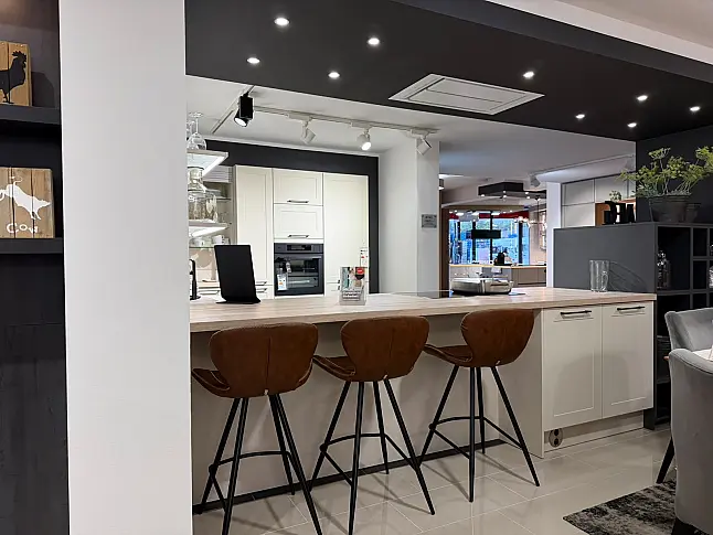 Häcker concept130 Landhausküche in Crema-Magnolie mit Halbinsel – AEG-Geräte inkl. Deckenlüfter, Weinkühler &amp; Kaffeevollautomat | Ausstellungsküche