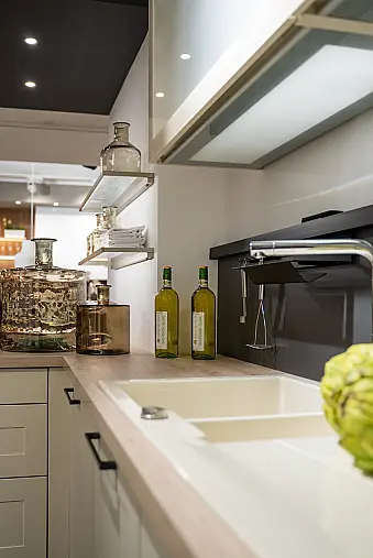Häcker concept130 Landhausküche in Crema-Magnolie mit Halbinsel – AEG-Geräte inkl. Deckenlüfter, Weinkühler &amp; Kaffeevollautomat | Ausstellungsküche