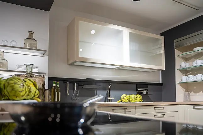 Häcker concept130 Landhausküche in Crema-Magnolie mit Halbinsel – AEG-Geräte inkl. Deckenlüfter, Weinkühler &amp; Kaffeevollautomat | Ausstellungsküche