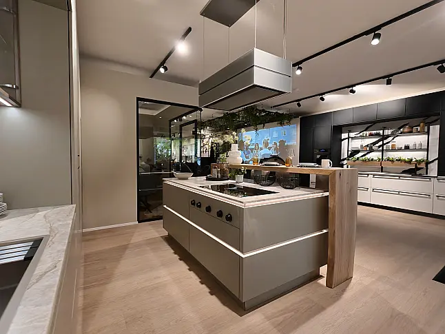 Exklusive Designküche mit Naturstein, Massivholz-Bar und Miele Premium-Geräten