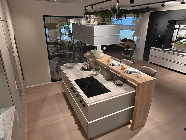 Exklusive Designküche mit Naturstein, Massivholz-Bar und Miele Premium-Geräten