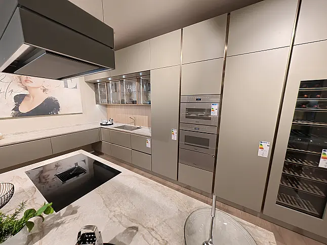 Exklusive Designküche mit Naturstein, Massivholz-Bar und Miele Premium-Geräten