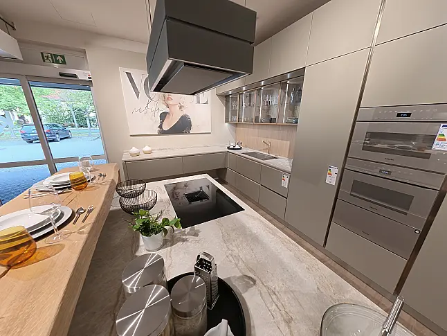 Exklusive Designküche mit Naturstein, Massivholz-Bar und Miele Premium-Geräten