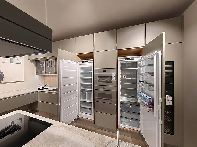 Exklusive Designküche mit Naturstein, Massivholz-Bar und Miele Premium-Geräten