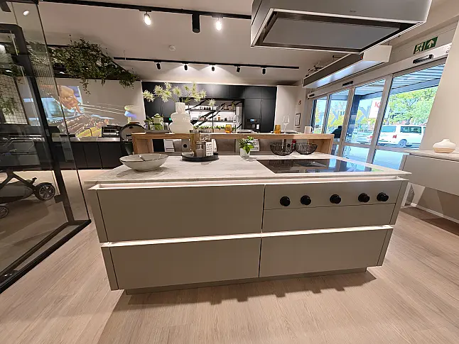 Exklusive Designküche mit Naturstein, Massivholz-Bar und Miele Premium-Geräten