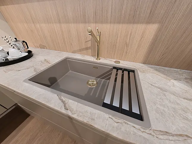 Exklusive Designküche mit Naturstein, Massivholz-Bar und Miele Premium-Geräten