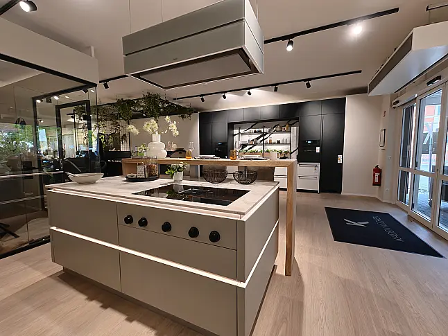 Exklusive Designküche mit Naturstein, Massivholz-Bar und Miele Premium-Geräten