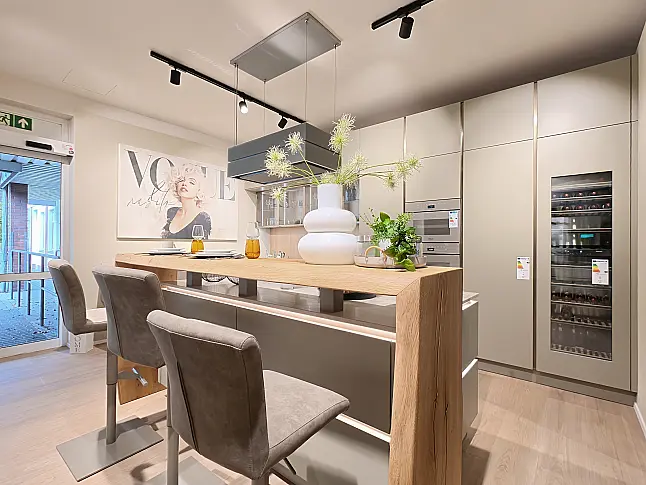Exklusive Designküche mit Naturstein, Massivholz-Bar und Miele Premium-Geräten