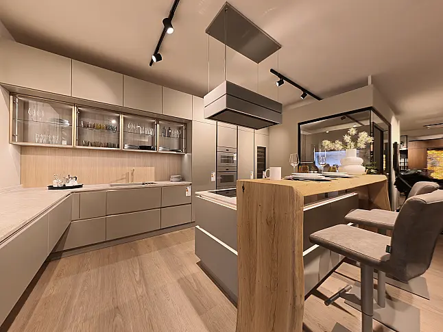 Exklusive Designküche mit Naturstein, Massivholz-Bar und Miele Premium-Geräten