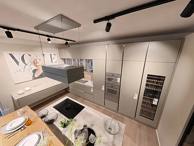 Exklusive Designküche mit Naturstein, Massivholz-Bar und Miele Premium-Geräten