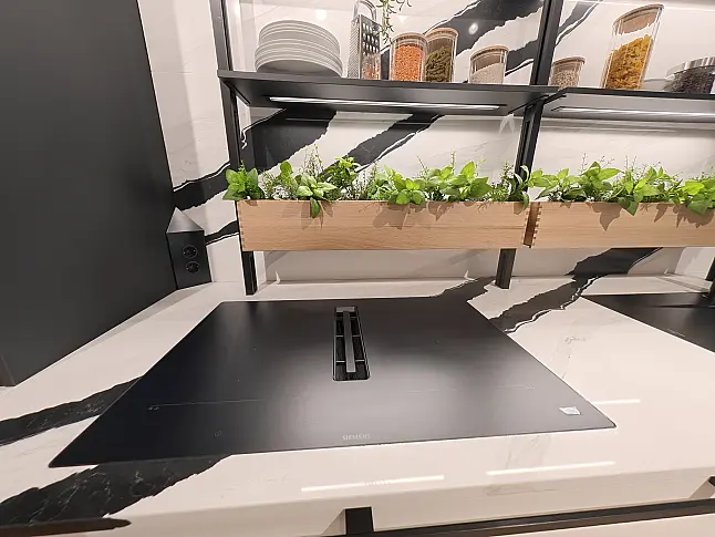 Designküche in Schwarz matt &amp; Weiß Hochglanz mit Siemens studioLine und Quarzstein-Arbeitsplatte