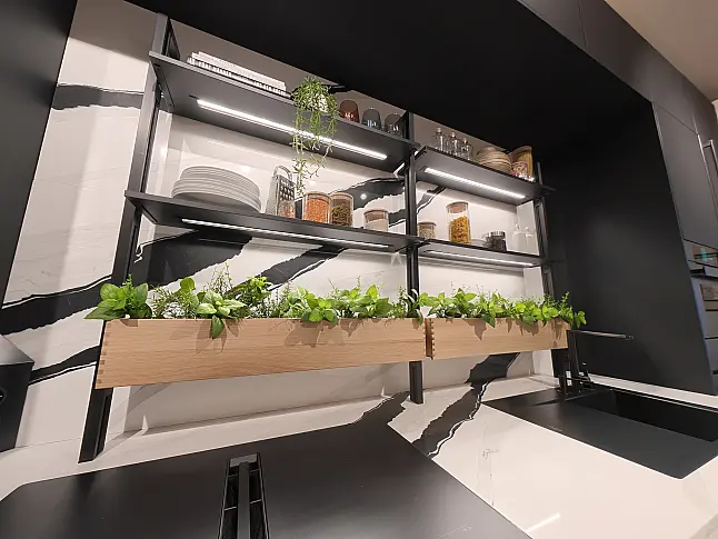 Designküche in Schwarz matt &amp; Weiß Hochglanz mit Siemens studioLine und Quarzstein-Arbeitsplatte