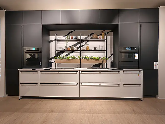 Designküche in Schwarz matt &amp; Weiß Hochglanz mit Siemens studioLine und Quarzstein-Arbeitsplatte