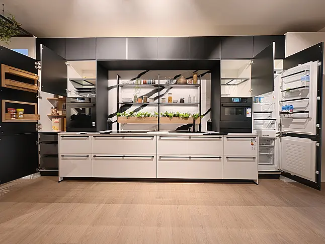 Designküche in Schwarz matt &amp; Weiß Hochglanz mit Siemens studioLine und Quarzstein-Arbeitsplatte