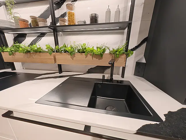 Designküche in Schwarz matt &amp; Weiß Hochglanz mit Siemens studioLine und Quarzstein-Arbeitsplatte