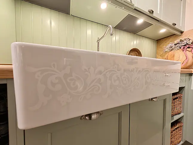 Romantische Landhausküche Bristol in Pastellgrün mit Massivholz-Asteiche, Spülstein &amp; Miele