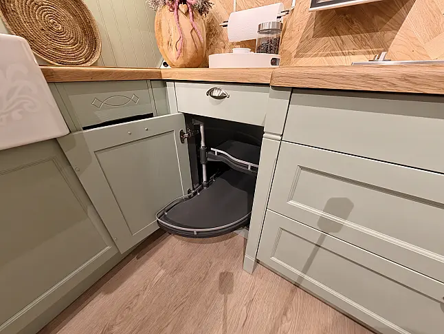 Romantische Landhausküche Bristol in Pastellgrün mit Massivholz-Asteiche, Spülstein &amp; Miele