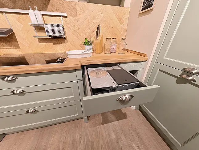 Romantische Landhausküche Bristol in Pastellgrün mit Massivholz-Asteiche, Spülstein &amp; Miele